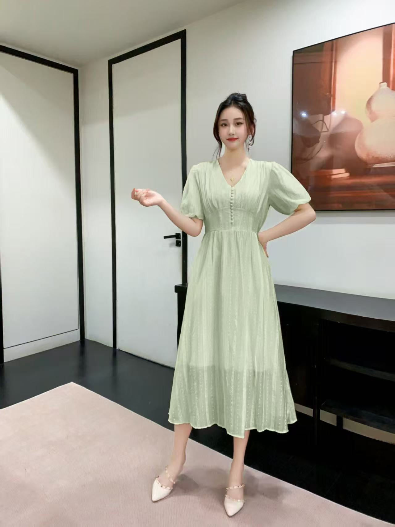 Classic Polka Dot Midi Dress with Puff Sleeves