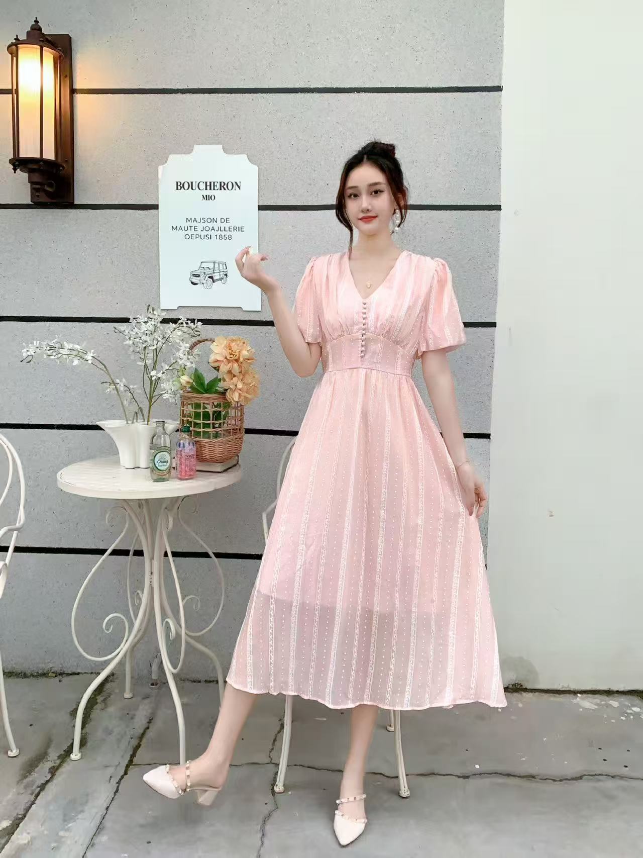 Classic Polka Dot Midi Dress with Puff Sleeves