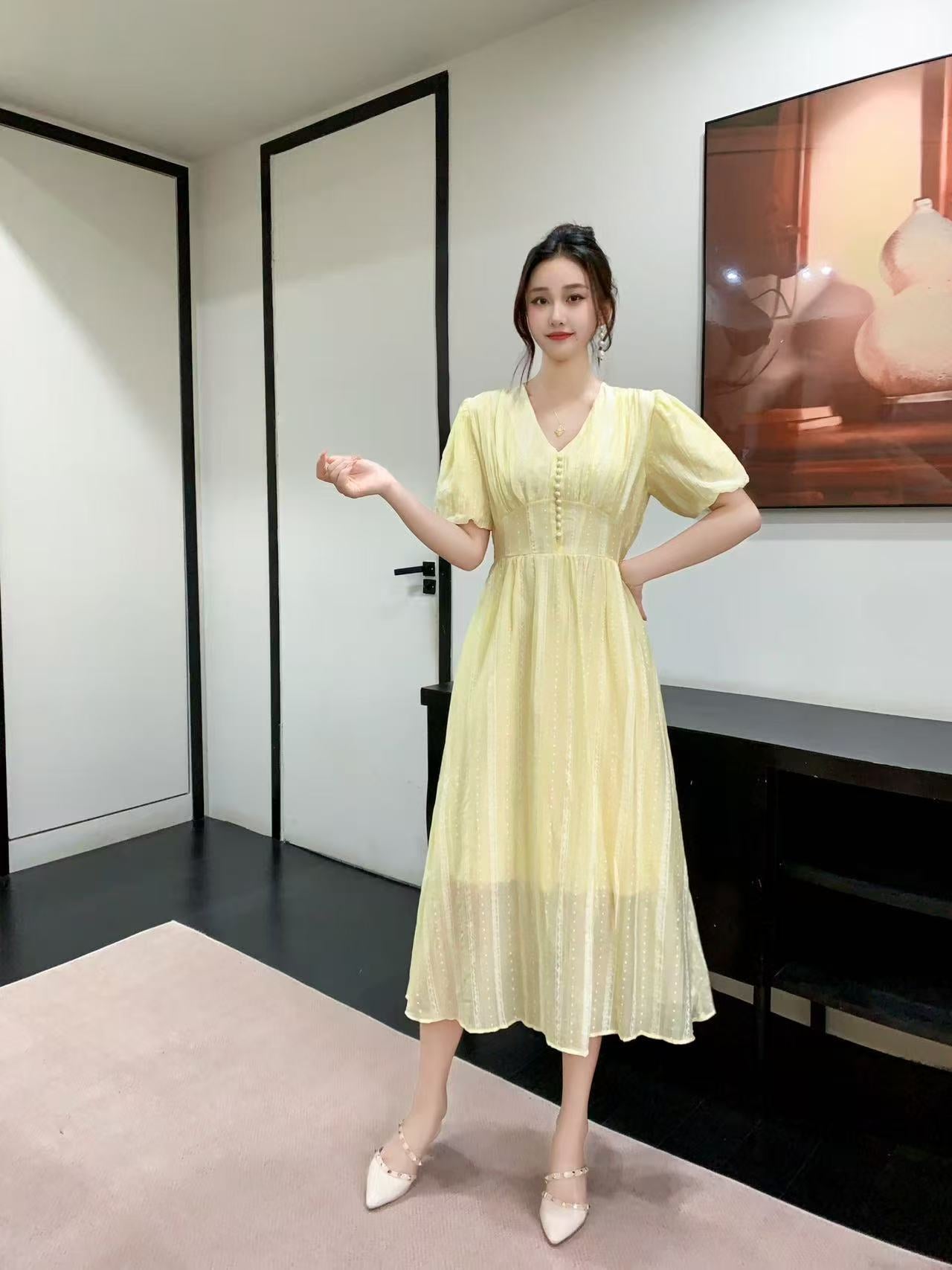 Classic Polka Dot Midi Dress with Puff Sleeves