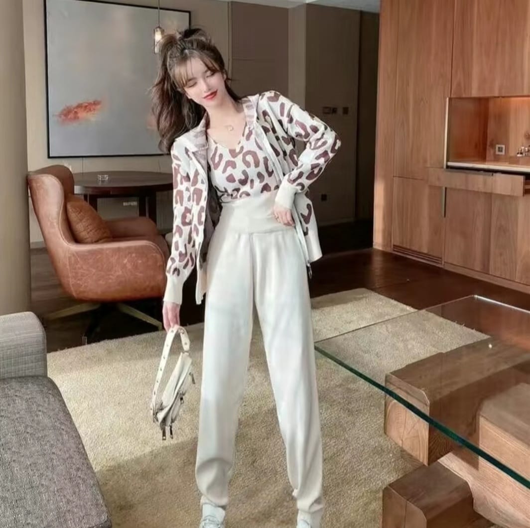 Leopard Print Knitted 3-Piece Loungewear Set – Trendy & Cozy