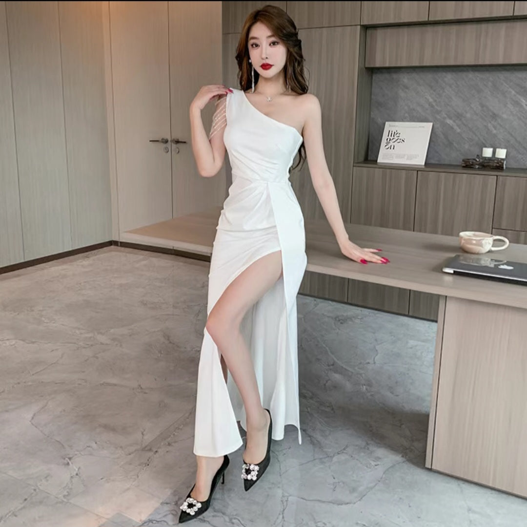One-Shoulder Slit Maxi Gown – Sultry Elegance & Red Carpet Style